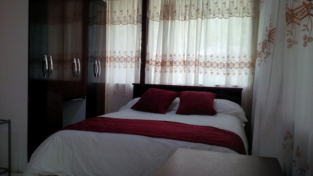 Hostal El Parque Табабела Екстериор снимка