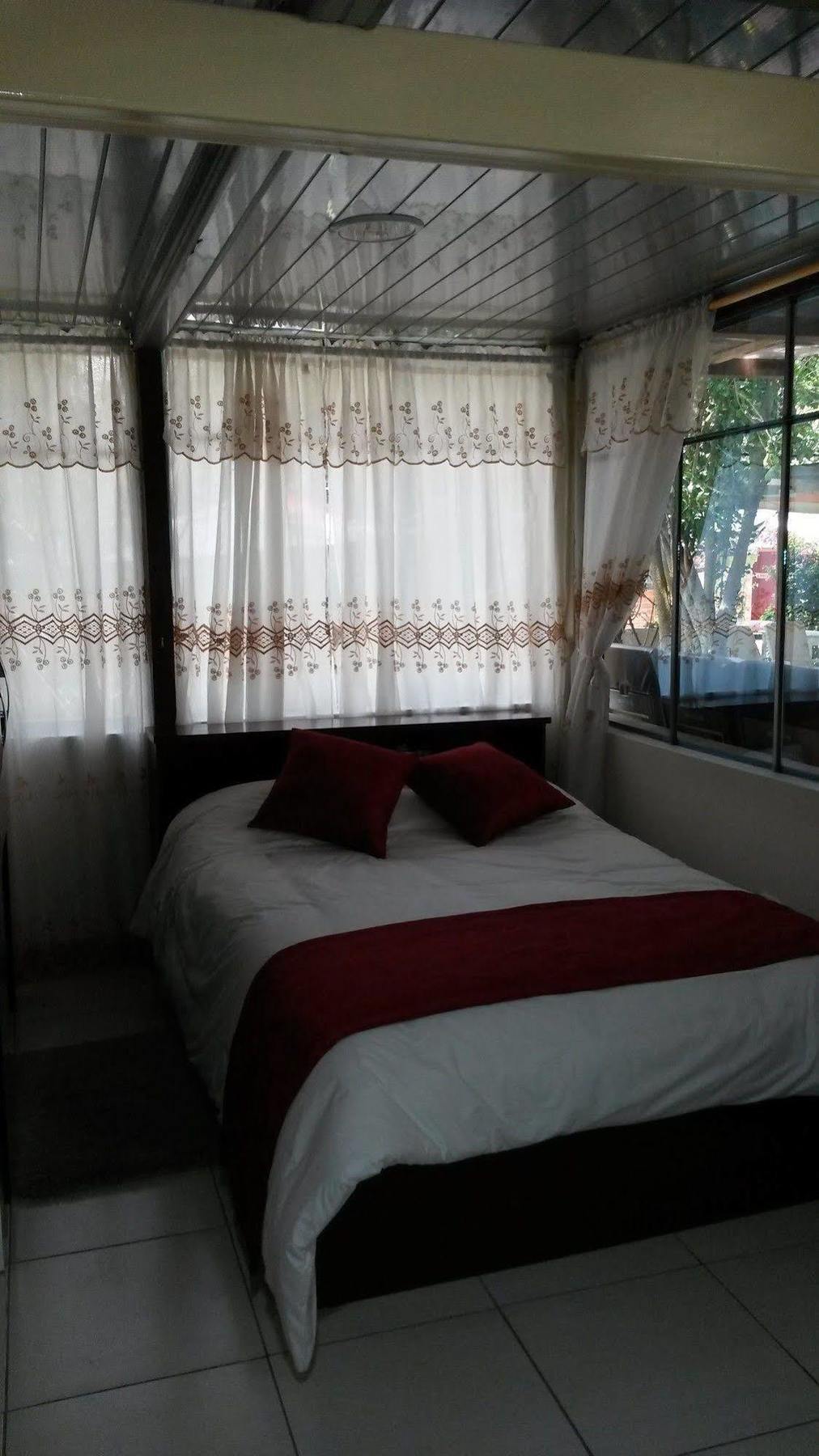 Hostal El Parque Табабела Екстериор снимка