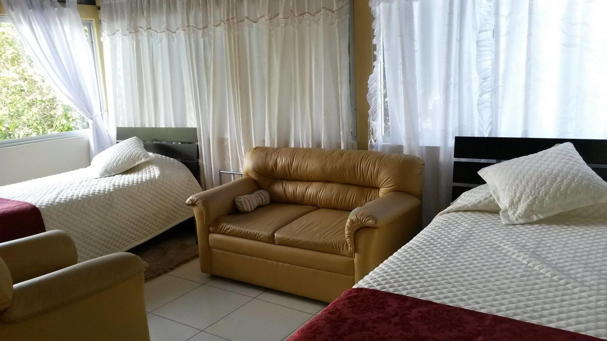 Hostal El Parque Табабела Екстериор снимка