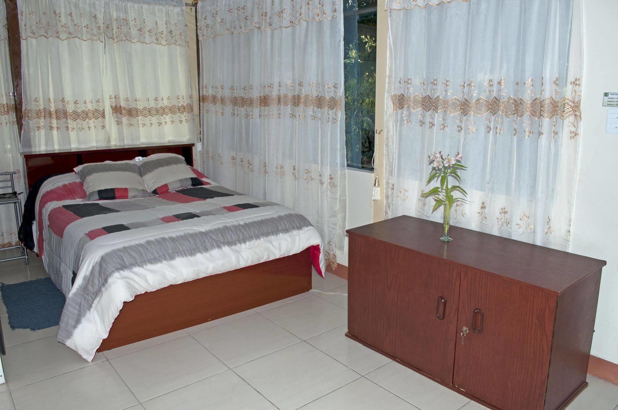 Hostal El Parque Табабела Екстериор снимка