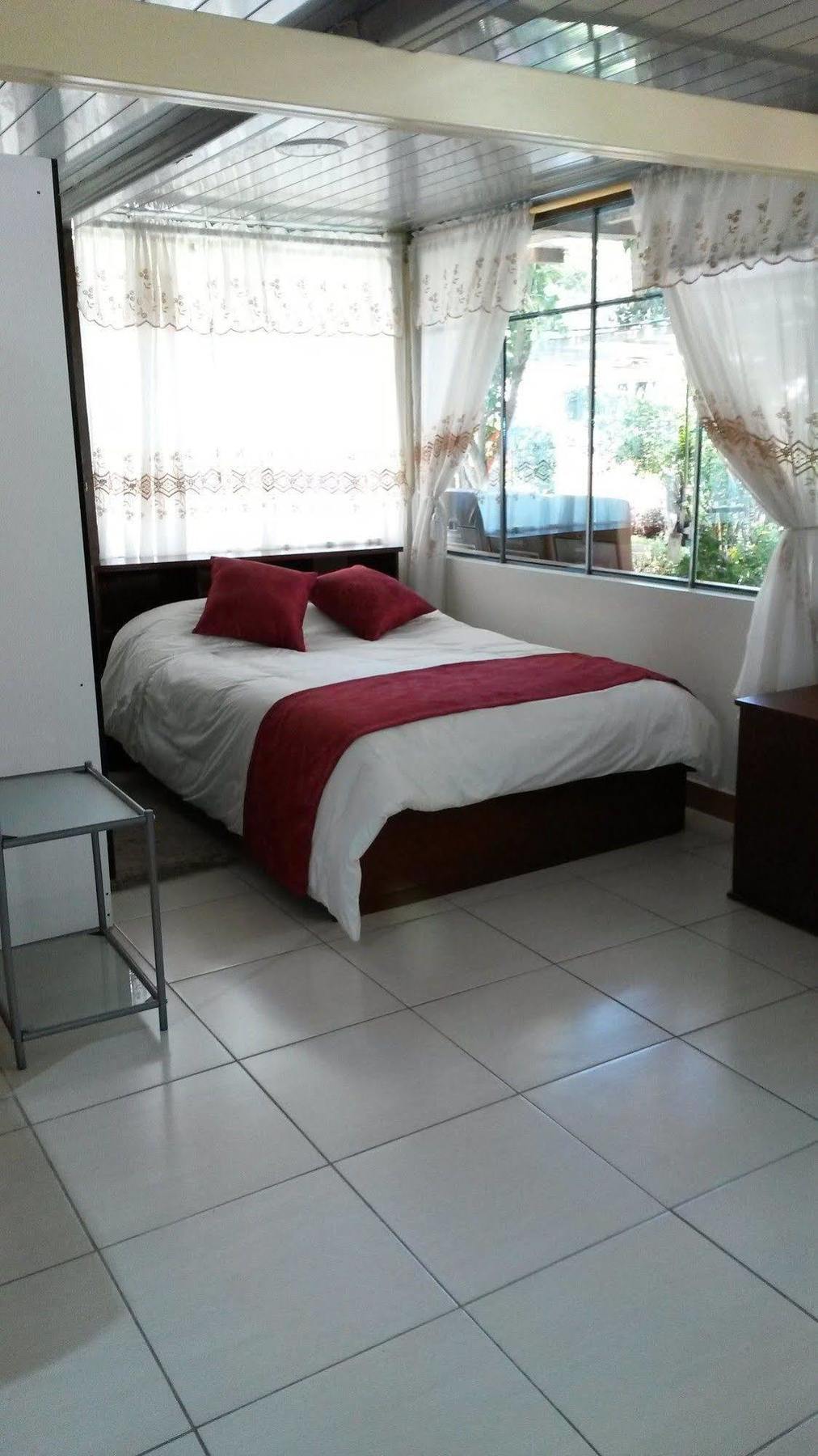 Hostal El Parque Табабела Екстериор снимка